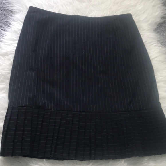 Black and white pin striped skirt with pleating - Picture 1 of 7